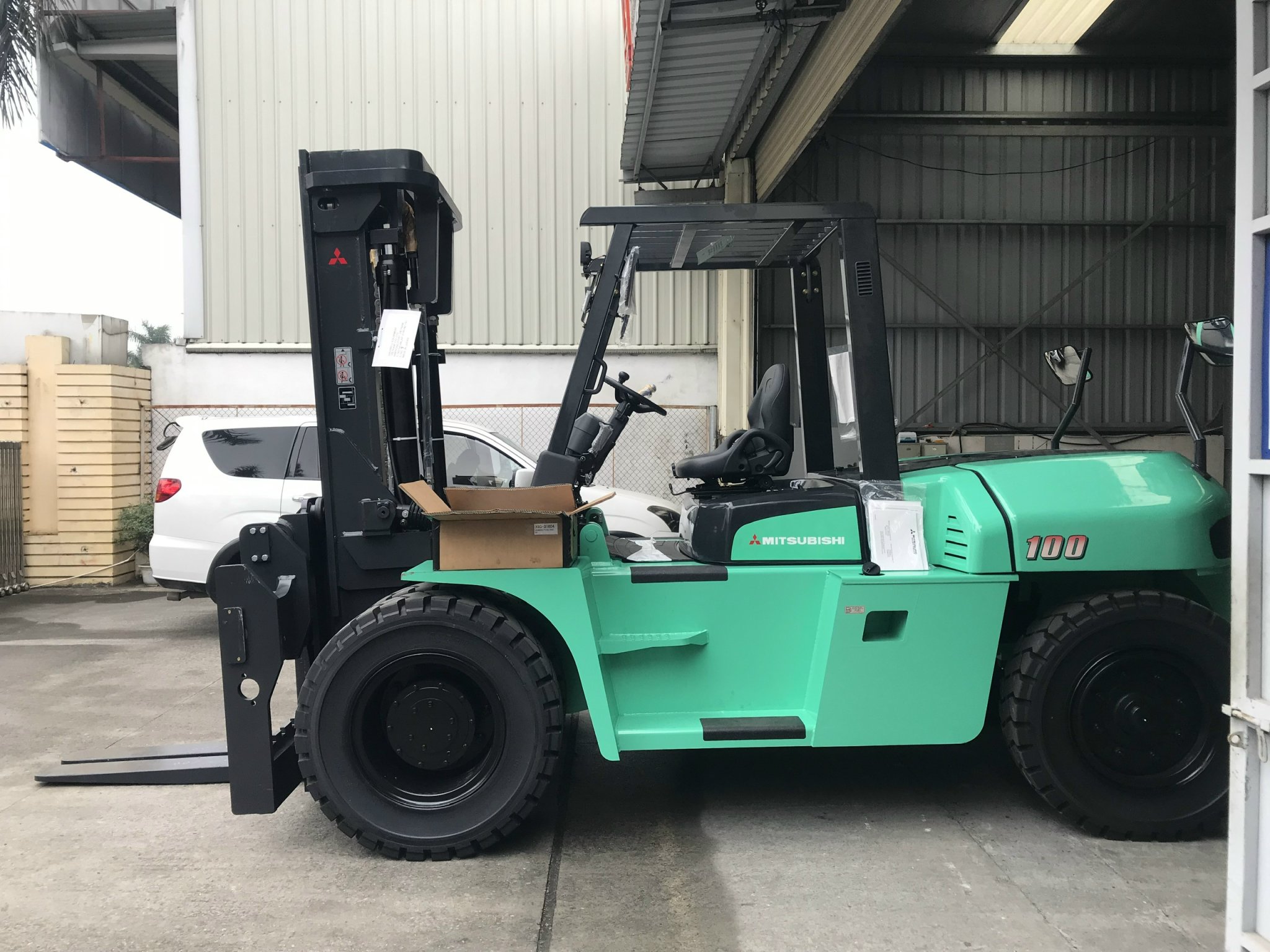 xe nâng dầu ngồi lái 10 tấn mitsubishi
