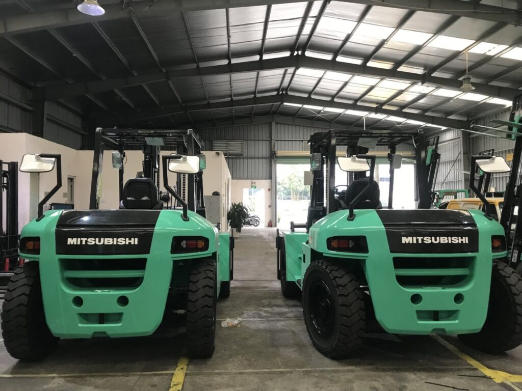 xe nâng dầu ngồi lái 10 tấn mitsubishi