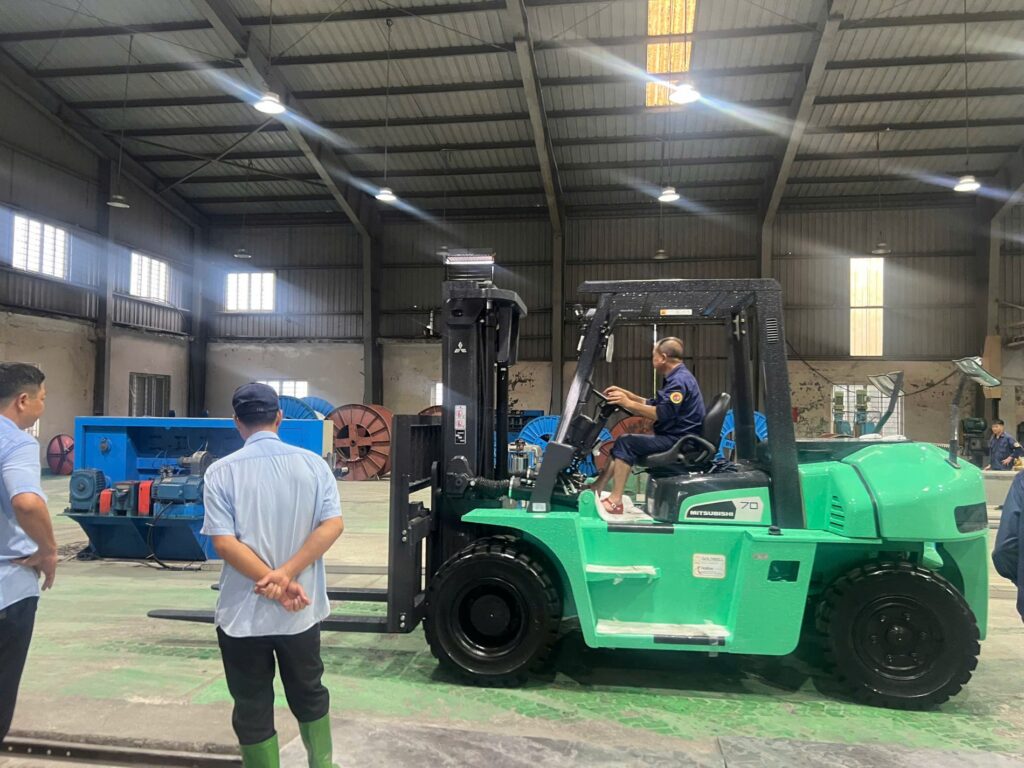 xe nâng dầu ngồi lái 7 tấn mitsubishi