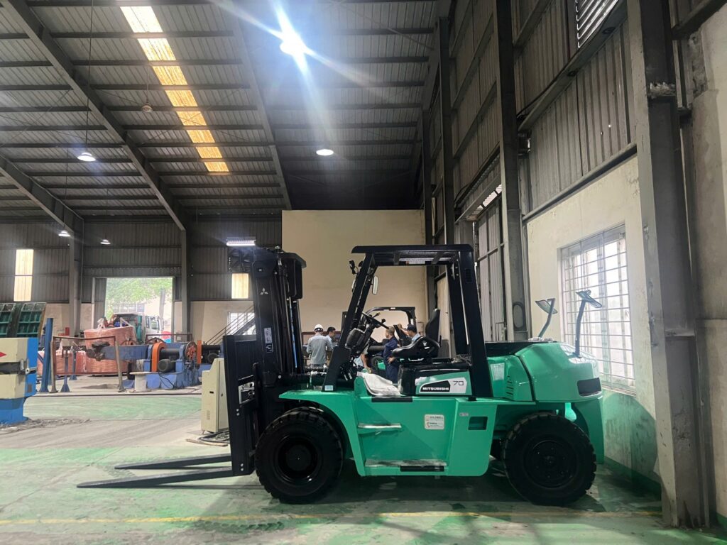xe nâng dầu ngồi lái 7 tấn mitsubishi