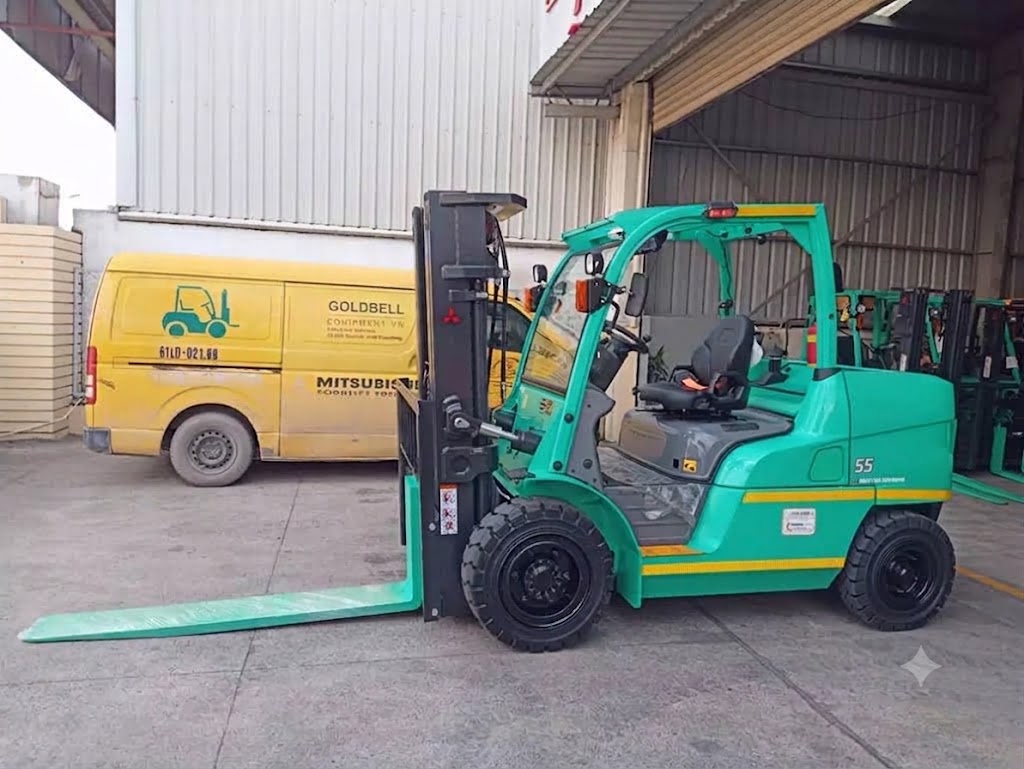 xe nâng dầu ngồi lái 5.5 tấn mitsubishi
