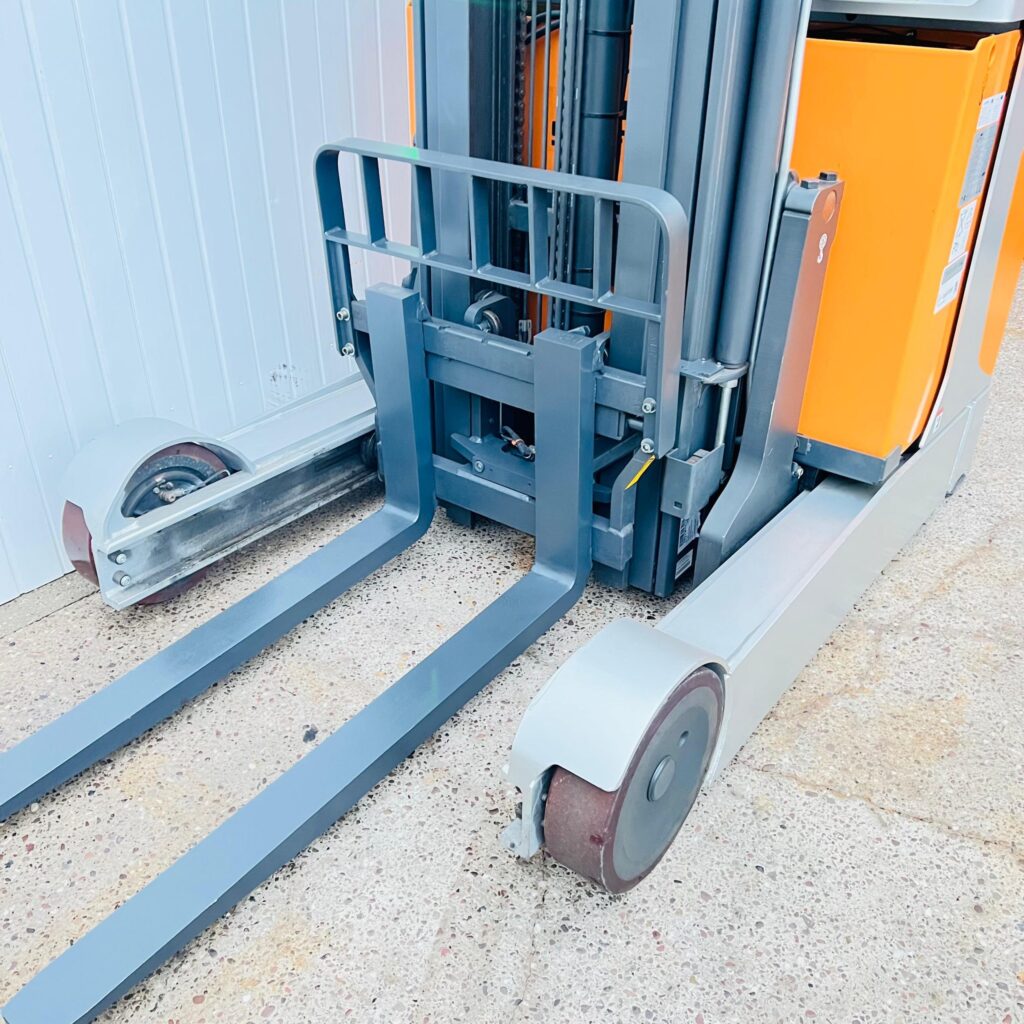 xe nâng điện đứng lái 2 tấn still