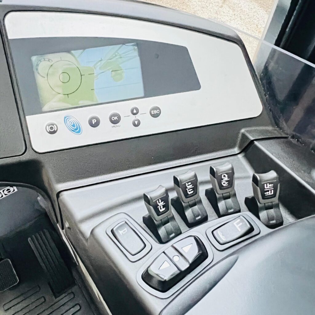 xe nâng điện đứng lái 2 tấn still