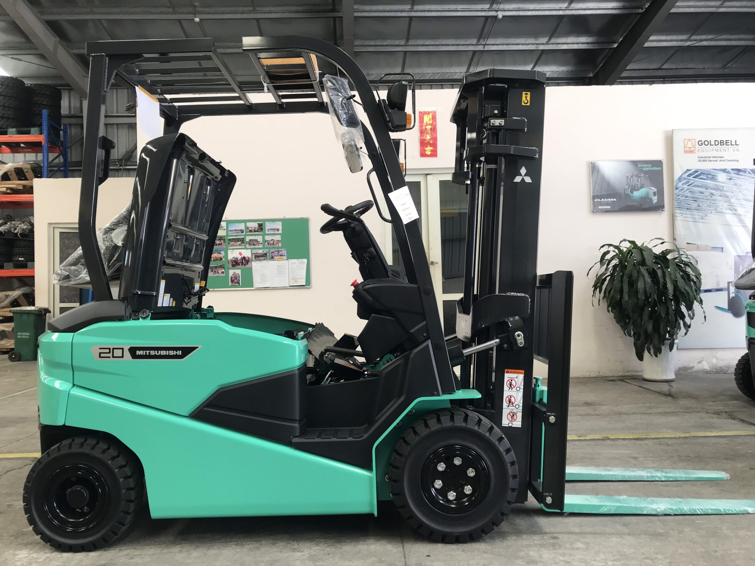 xe nâng điện ngồi lái mitsubishi 2 tấn